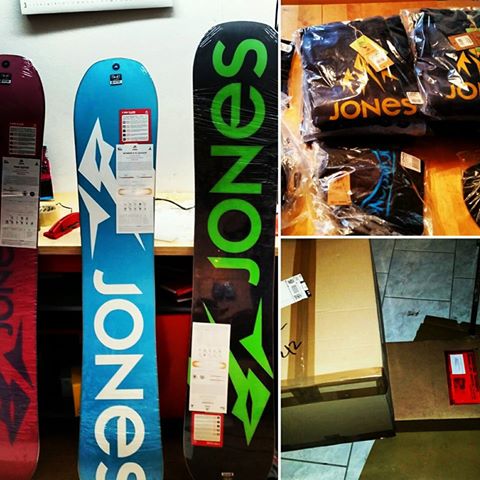Jones snowboards Arrive 16 17